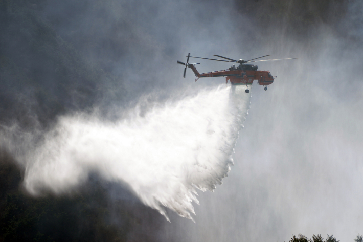 산림 당국 헬기가 23일 경남 함양군 마천면에서 산불 진화 작업을 하고 있다. 산림청 제공
