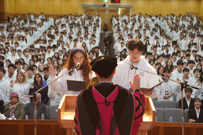 Joanna Smith-Coward 학생(왼쪽)과 이산지 학생(오른쪽)이 신입생 대표 선서를 하고 있다. 한동대 제공