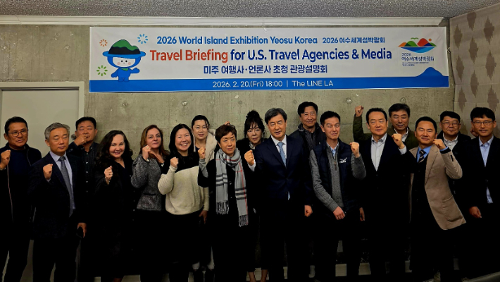 2026여수세계섬박람회조직위원회가 미국 로스앤젤레스에서 관광설명회를 열고 기념사진을 촬영하고 있다. 여수세계섬박람회 조직위 제공