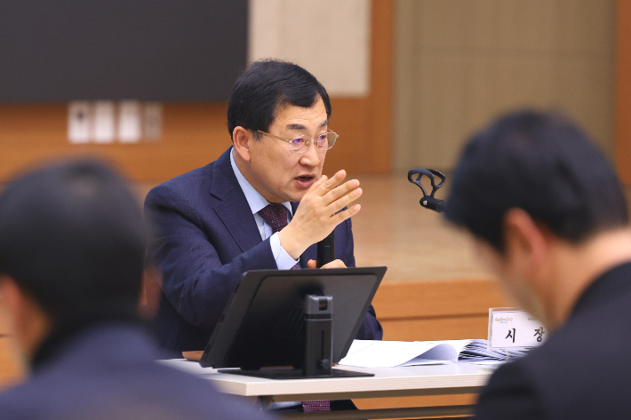 주낙영 경주시장이 확대간부회의를 주재하며 주요 현안을 점검하고 있다. 경주시 제공