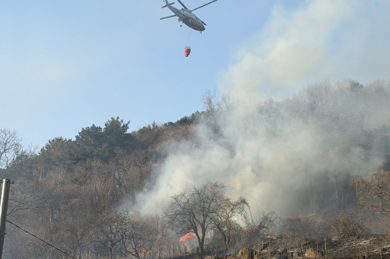 순천시 상사면 야산에서 발생한 산불을 진화하기 위해 헬기가 진화 작업을 벌이고 있다. 전남소방서 제공 