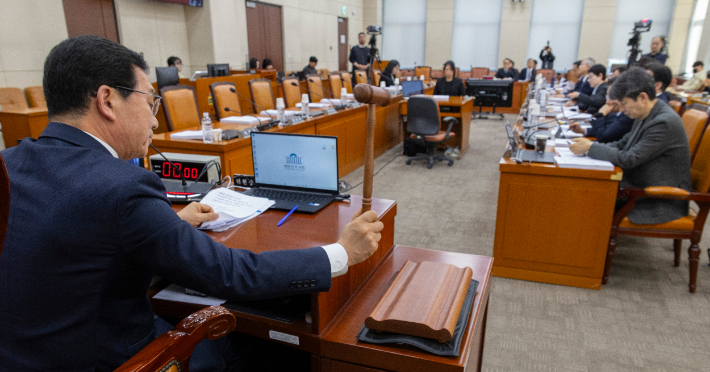 국회 행정안전위원회 신정훈 위원장이 23일 국회에서 열린 행안위 전체 회의에서 여당 주도로 상정된 국민투표법을 처리하고 있다. 연합뉴스