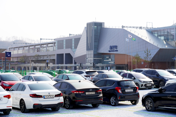 울진역 주차장 전경. 기차를 활용해 자동차 이용을 줄일 경우 기후위기 대응 '탄소중립포인트'를 받을 수 있다. 울진군 제공