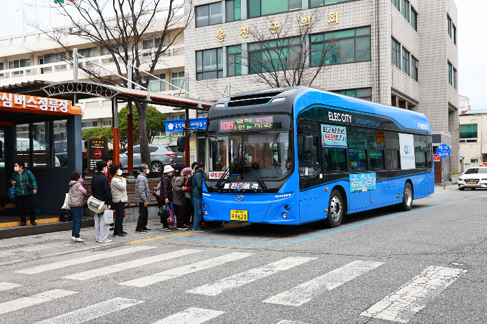 울진군이 운영 중인 무료버스. 무료버스롤 이용해 자동차 운행을 줄일 경우 기후위기 대응 '탄소중립포인트'를 받을 수 있다. 울진군 제공
