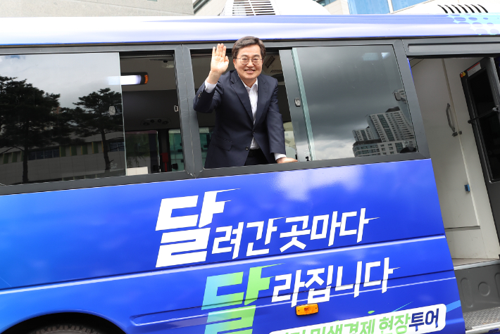 지난 해 8월 경기도 민셩경제 현장투어 당시 김동연 경기지사가 '달달버스'에 타서 인사하는 모습. 경기도 제공