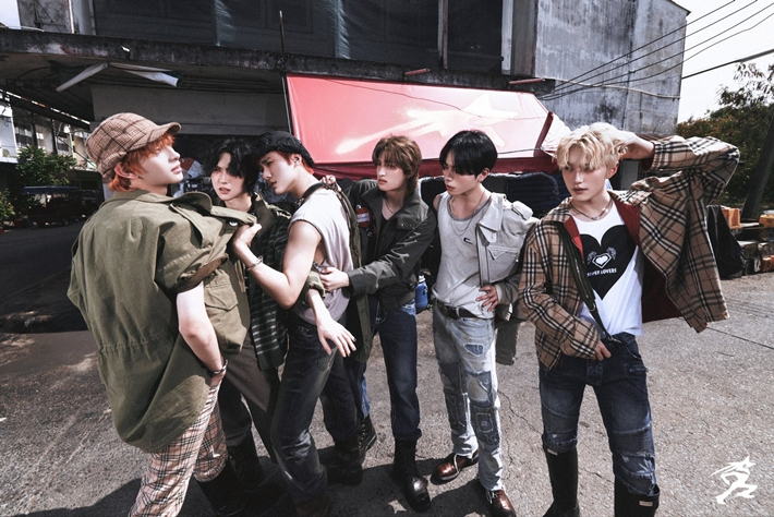 오늘(23일) 정식 데뷔한 6인조 신인 보이그룹 데일리디렉션. 데일리디렉션 공식 트위터