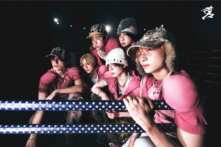 23일 오후 5시 서울 서대문구 예스24 원더로크홀에서 데뷔 쇼케이스를 연 데일리디렉션은 이날 저녁 6시 첫 싱글 '퍼스트:딜리버리'를 내고 활동할 예정이다. 데일리디렉션 공식 트위터