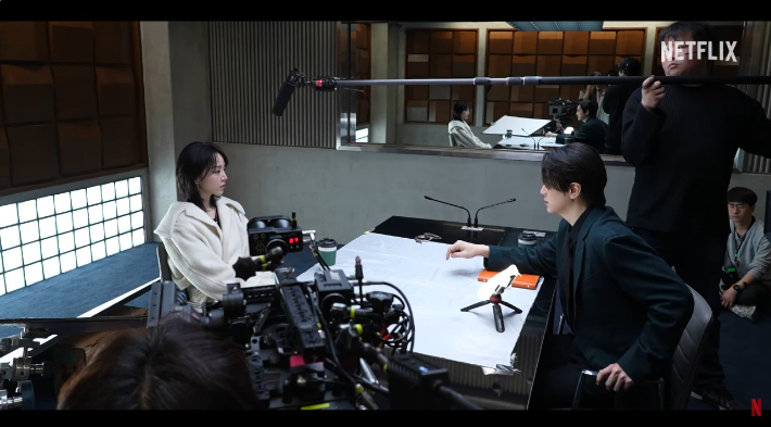 배우 신혜선은 넷플릭스 시리즈 '레이디 두아'를 선택하게 된 배경과 관련해 "이번 작품은 인물에 끌렸다기보다 첫 대본을 3호까지 받았는데 결말이 궁금해졌다"며 "대본 자체가 흥미로워 선택하게 된 것"이라고 밝혔다. 넷플릭스 제공