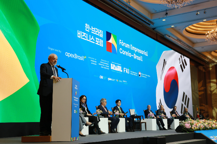 루이스 이나시우 룰라 다 시우바 브라질 대통령이 23일 서울 소공동 롯데호텔에서 열린 '한–브라질 비즈니스 포럼'에 참석해 기조강연을 하고 있다. 한국경제인협회 제공
