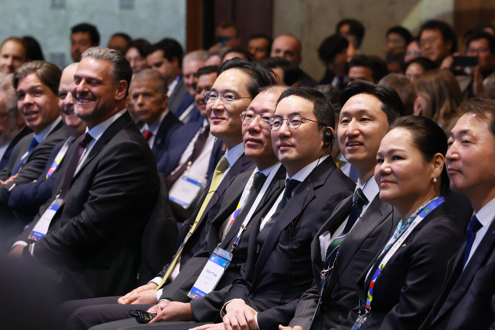 이재용 삼성전자 회장, 정의선 현대자동차그룹 회장, 구광모 LG 회장, 정기선 HD현대 회장을 비롯한 양국 경제인들이 23일 서울 소공동 롯데호텔에서 열린 '한–브라질 비즈니스 포럼'에 참석해 루이스 이나시우 룰라 다 시우바 브라질 대통령의 기조강연을 경청하고 있다. 한국경제인협회 제공