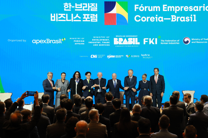 루이스 이나시우 룰라 다 시우바 브라질 대통령(왼쪽 다섯번째)과 김정관 산업통상부 장관(왼쪽 네번째), 류진 한국경제인협회 회장(왼쪽 일곱번째)을 비롯한 내빈들이 서울 소공동 롯데호텔에서 열린 '한–브라질 비즈니스 포럼'에 참석해 기념촬영을 하고 있다. 한국경제인협회 제공