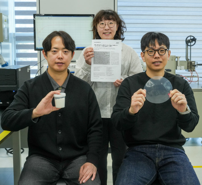 KERI 유승건·김민희·권익수 박사(사진 왼쪽부터)가 전력기기용 절연 소재인 폴리프로필렌의 성능 한계를 넘는 공정 기술을 개발했다. 한국전기연구원 제공 