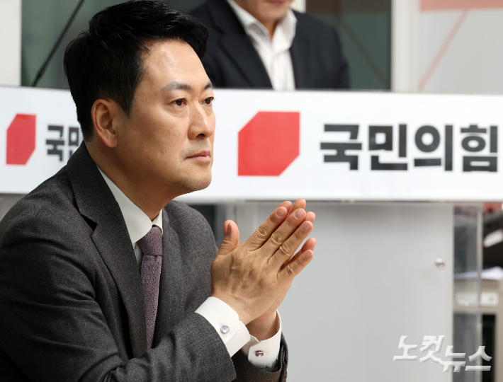 국민의힘 장동혁 대표가 23일 서울 여의도 중앙당사에서 열린 제9회 전국동시지방선거 중앙당 공천관리위원회 공천 혁신 서약식에서 생각에 잠겨있다. 윤창원 기자