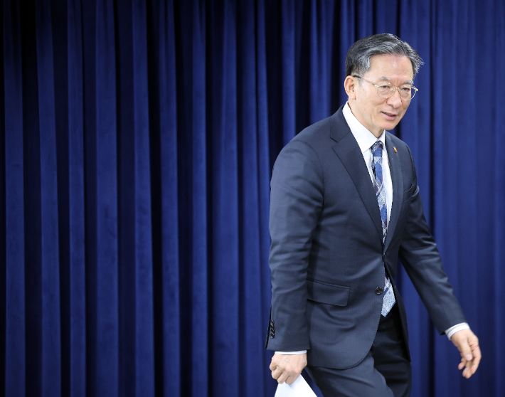 정성호 법무부 장관이 23일 정부서울청사에서 엘리엇을 상대로 한 ISDS 사건 중재판정 영국 법원 취소 소송 승소와 관련해 브리핑을 위해 입장하고 있다. 연합뉴스