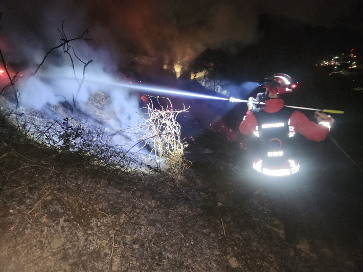 밀양 산불 진화. 산림청 제공 