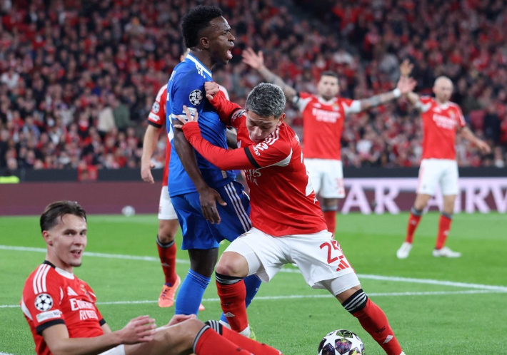 볼 경합하는 비니시우스 주니오르와 잔루카 프레스티아니. 연합뉴스