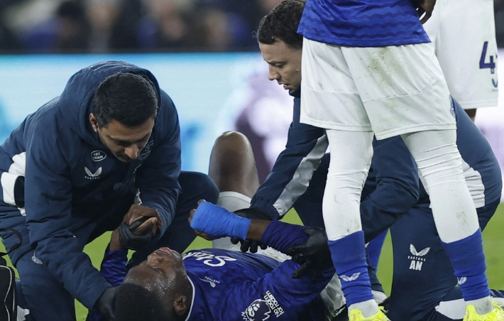 경기 중 부상으로 쓰러진 선수. 연합뉴스