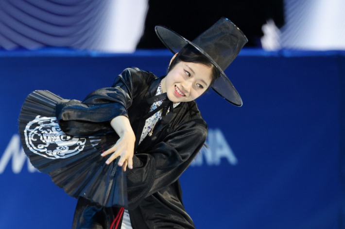 저승사자 복장으로 연기 펼치는 이해인. 연합뉴스