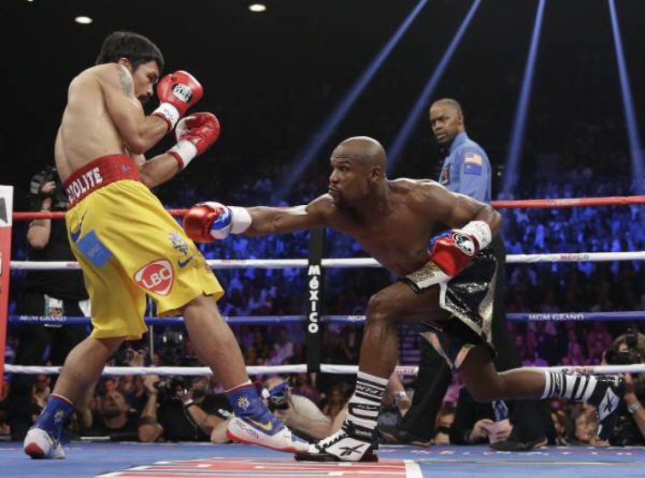 2015년 당시 메이웨더(오른쪽)와 파퀴아오의 대결 모습. 연합뉴스 