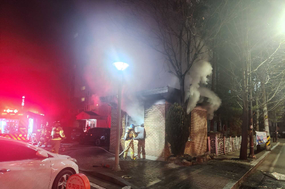 지난 23일 오후 8시 6분쯤 강원 춘천시 동면 만천리의 한 아파트 경비실에서 불이 났다. 강원소방본부 제공