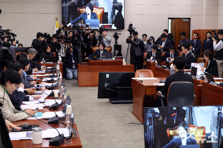 7일 서울 여의도 국회에서 열린 법제사법위원회 전체회의에서 추미애 위원장이 의사봉을 두드리고 있다. 윤창원 기자