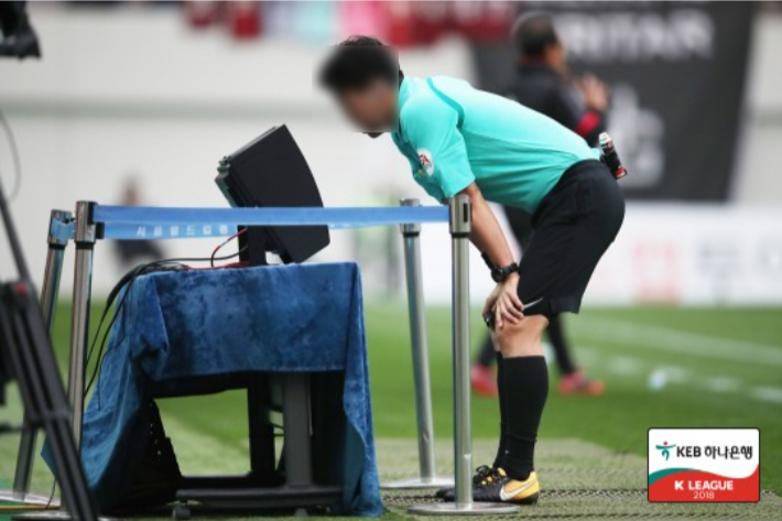 VAR 모니터를 들여다보는 심판. 기사의 내용과 관련 없음. 프로축구연맹 제공