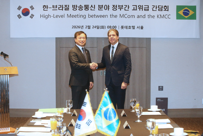 김종철 방송미디어통신위원회 위원장(왼쪽)과 프레데리쿠 지 시케이라 필류 브라질 통신부 장관이 24일 서울에서 '한-브라질 방송통신 분야 정부간 고위급 간담회'를 갖고 기념촬영 하고 있다. 방송미디어통신위원회 제공