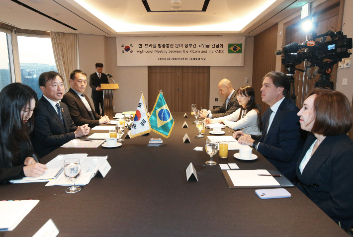 김종철 방송미디어통신위원회 위원장(왼쪽에서 두번째)이 프레데리쿠 지 시케이라 필류 브라질 통신부 장관(오른쪽에서 두번째)과 24일 서울에서 '한-브라질 방송통신 분야 정부간 고위급 간담회'를 갖고 있다. 방송미디어통신위원회 제공