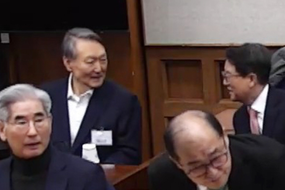 윤석열 전 대통령이 19일 서초구 서울중앙지방법원에서 열린 12·3 비상계엄 관련 내란 우두머리 혐의 1심 선고공판에 출석해 있다. 연합뉴스 