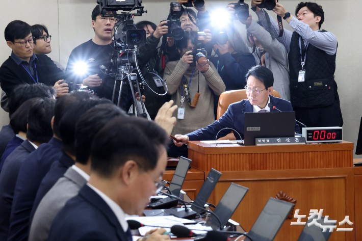 24일 서울 여의도 국회에서 열린 대미투자특별법처리를위한특별위원회 전체회의에서 김상훈 위원장이 의사봉을 두드리고 있다