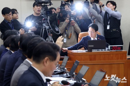 24일 서울 여의도 국회에서 열린 대미투자특별법처리를위한특별위원회 전체회의에서 김상훈 위원장이 의사봉을 두드리고 있다