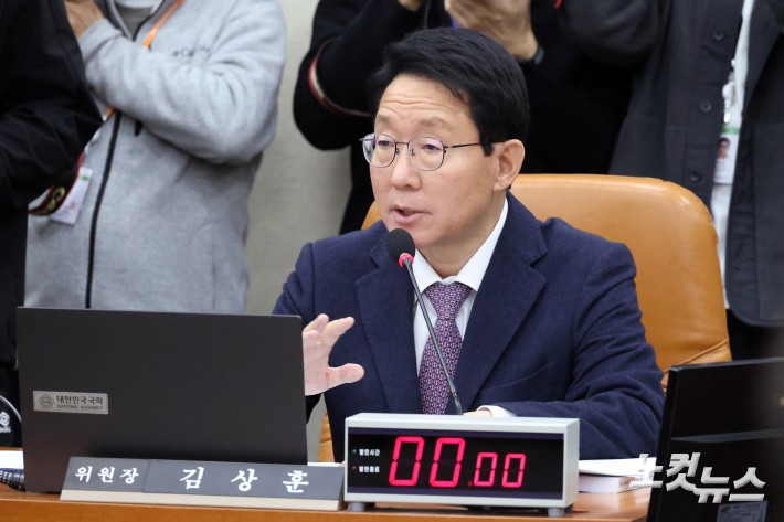 24일 서울 여의도 국회에서 열린 대미투자특별법처리를위한특별위원회 전체회의에서 김상훈 위원장이 발언을 하고 있다.