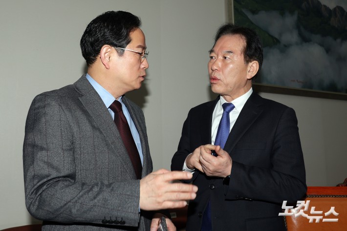 24일 서울 여의도 국회에서 열린 대미투자특별법처리를위한특별위원회 전체회의에서 정태호 여당(더불어민주당, 오른쪽) 간사와 박수영 야당(국민의힘) 간사가 대화를 하고 있다.