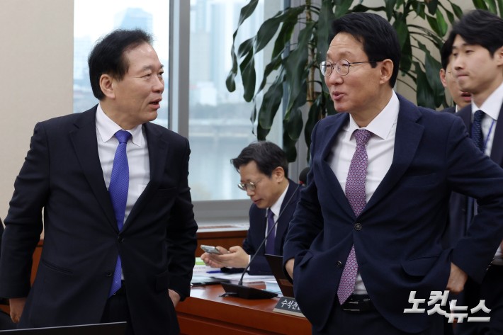 24일 서울 여의도 국회에서 열린 대미투자특별법처리를위한특별위원회 전체회의에서 김상훈 위원장(오른쪽)과 정태호 여당(더불어민주당) 간사가 대화를 하고 있다.