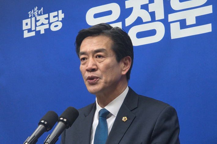 윤정훈 전북도의원이 24일 전북도의회에서 기자회견을 열고 있다. 최명국 기자