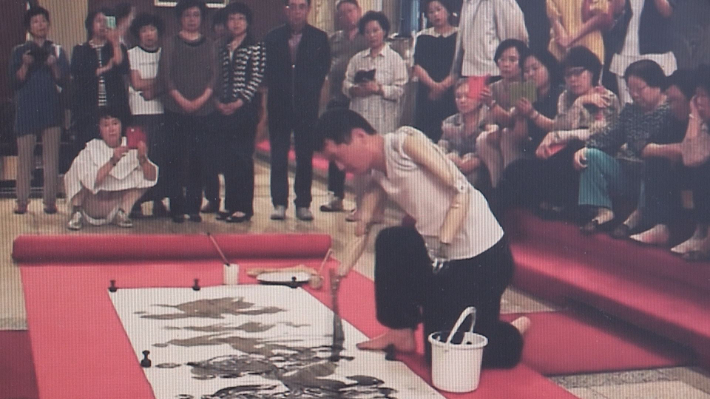 석 화백은 그림을 그려달라는 자식들의 말에 그림을 그리기 시작했다. 이후 서예와 크로키를 응용해 '수묵 크로키'라는 장르를 개척했다. 자료화면.