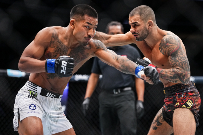 조슈아 반(사진 왼쪽) vs 알레샨드리 판토자. UFC 제공