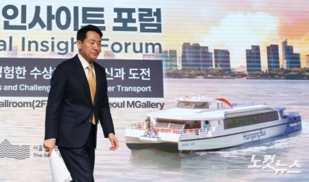 오세훈 서울시장이 24일 오전 서울 마포구 호텔나루 서울 엠갤러리에서 열린 한강버스 글로벌 인사이트 포럼에서 인사말을 마친 후 자리로 이동하고 있다.