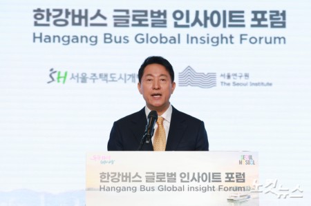 오세훈 서울시장이 24일 오전 서울 마포구 호텔나루 서울 엠갤러리에서 열린 한강버스 글로벌 인사이트 포럼에서 인사말을 하고 있다.