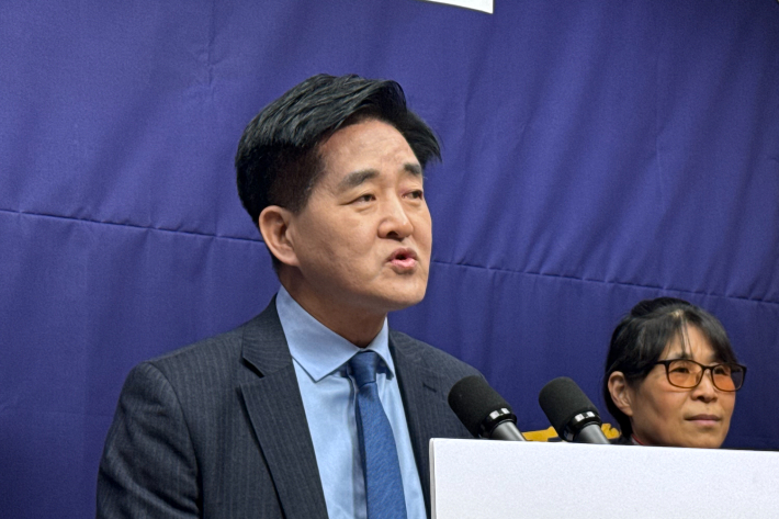 임종철 전 농협손해보험 부사장이 24일 전북도의회에서 기자회견을 열어 순창군수 출마를 선언하고 있다. 최명국 기자