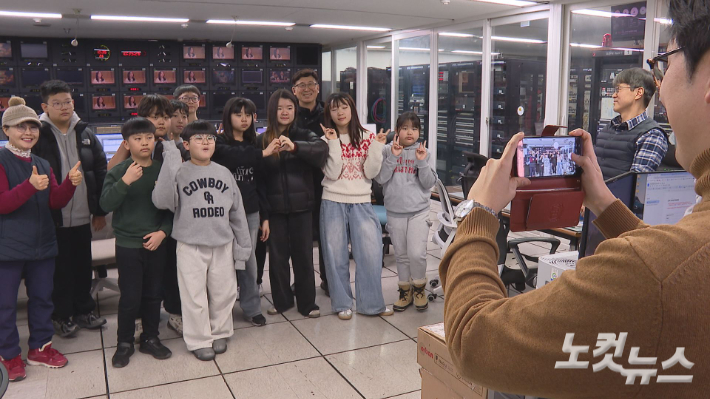 성경필사 작품 제출을 위해 CBS를 방문한 평안교회 아동부 학생들이 방송시설을 견학하고 있다. 사진 오요셉 기자.