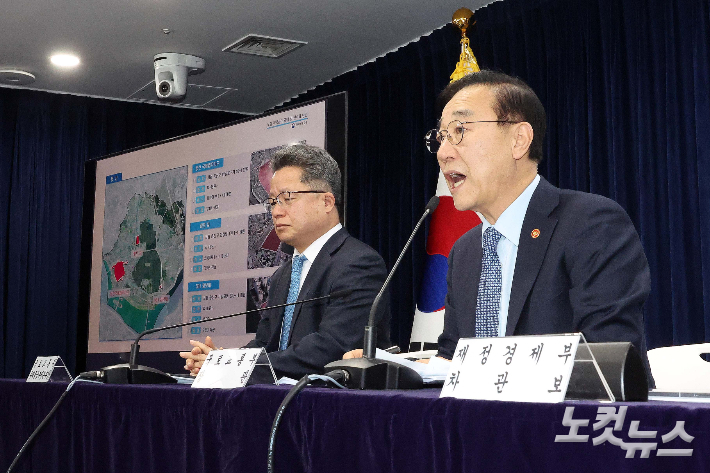 김윤덕 국토교통부 장관이 지난 1월 29일 서울 종로구 정부서울청사에서 도심 주택공급 확대 및 신속화 방안을 발표하고 있다. 김 장관은 서울 용산과 태릉, 경기 과천 등의 도심에 위치한 부지나 낡은 청사 등을 활용해 총 6만 가구를 공급하는 내용의 '도심 주택공급 확대 및 신속화 방안'을 발표했다. 박종민 기자