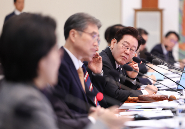 이재명 대통령이 24일 청와대에서 열린 국무회의에서 원민경 성평등가족부 장관의 발언을 듣고 있다. 연합뉴스