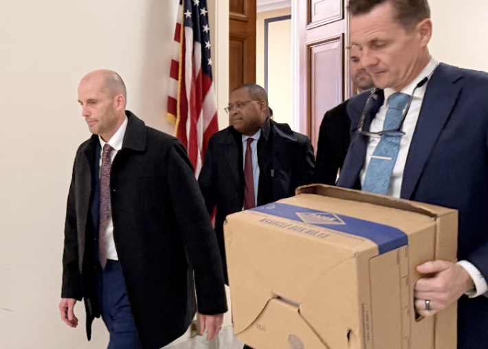 해롤드 로저스 쿠팡 한국법인 임시 대표(왼쪽)가 23일(현지시간) 미국 워싱턴DC 연방 하원 법사위에서 비공개 증언을 마친 뒤 나오고 있다. 연합뉴스