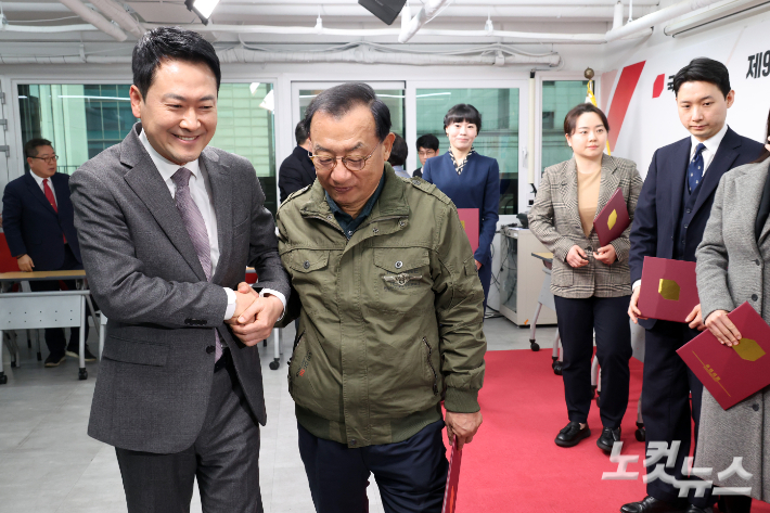 국민의힘 장동혁 대표와 이정현 공천관리위원장 손을 잡고 있다. 윤창원 기자