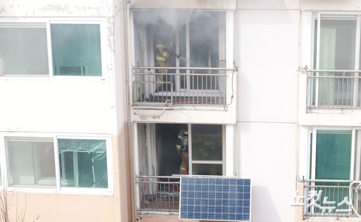 지난 23일 오후 서울 노원구 하계5단지 아파트에서 서울소방재난본부의 아파트 실물 화재 실험이 진행되고 있다.이번 실험은 스프링클러 미설치 주택의 화재안전 강화방안 모색을 위한 것으로 휴대용 리튬이온배터리 화재 재현실험도 함께 진행됐다.
