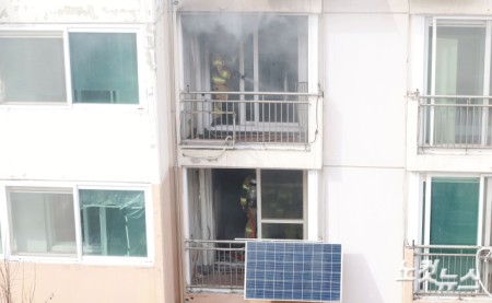 지난 23일 오후 서울 노원구 하계5단지 아파트에서 서울소방재난본부의 아파트 실물 화재 실험이 진행되고 있다.이번 실험은 스프링클러 미설치 주택의 화재안전 강화방안 모색을 위한 것으로 휴대용 리튬이온배터리 화재 재현실험도 함께 진행됐다.