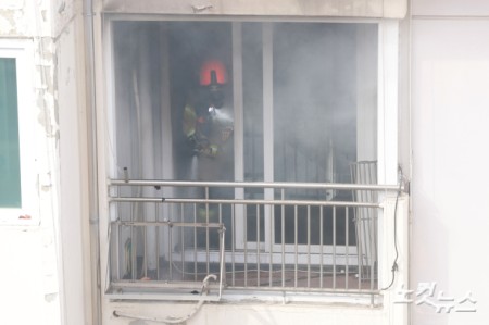 지난 23일 오후 서울 노원구 하계5단지 아파트에서 서울소방재난본부의 아파트 실물 화재 실험이 진행되고 있다.이번 실험은 스프링클러 미설치 주택의 화재안전 강화방안 모색을 위한 것으로 휴대용 리튬이온배터리 화재 재현실험도 함께 진행됐다.