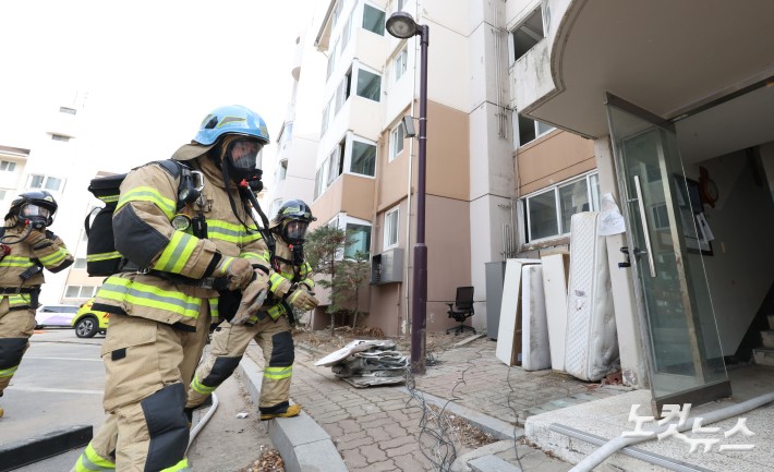 지난 23일 오후 서울 노원구 하계5단지 아파트에서 서울소방재난본부의 아파트 실물 화재 실험이 진행되고 있다.이번 실험은 스프링클러 미설치 주택의 화재안전 강화방안 모색을 위한 것으로 휴대용 리튬이온배터리 화재 재현실험도 함께 진행됐다.