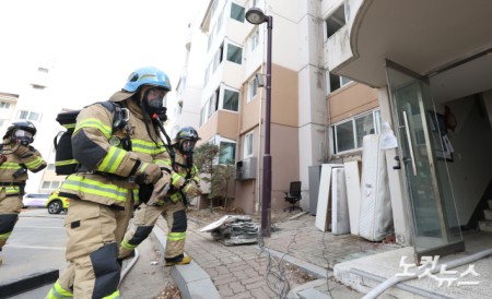 지난 23일 오후 서울 노원구 하계5단지 아파트에서 서울소방재난본부의 아파트 실물 화재 실험이 진행되고 있다.이번 실험은 스프링클러 미설치 주택의 화재안전 강화방안 모색을 위한 것으로 휴대용 리튬이온배터리 화재 재현실험도 함께 진행됐다.